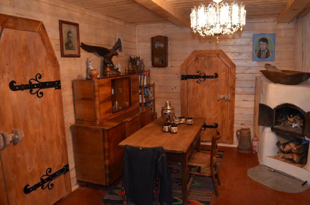 Приватна Садиба "Світлиця Гуцульщини" Vorochta Exteriör bild